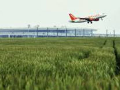 Un avión de la aerolínea británica EasyJet despega junto a un edificio de la terminal del aeropuerto internacional de Berlín-Brandeburgo, en Schoenefeld, Alemania. EFE/Archivo
