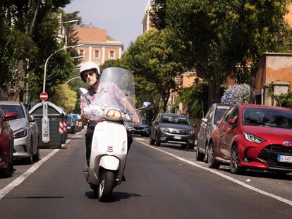 Nanni Moretti, en su vespa en Roma. Su última película, 'El sol del futuro', se estrena en España el 15 de septiembre.