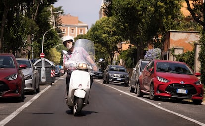 Nanni Moretti, en su vespa en Roma. Su última película, 'El sol del futuro', se estrena en España el 15 de septiembre.