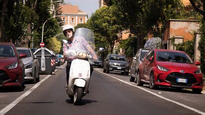 Nanni Moretti, en su vespa en Roma. Su última película, 'El sol del futuro', se estrena en España el 15 de septiembre.