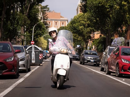 Nanni Moretti, en su vespa en Roma. Su última película, 'El sol del futuro', se estrena en España el 15 de septiembre.