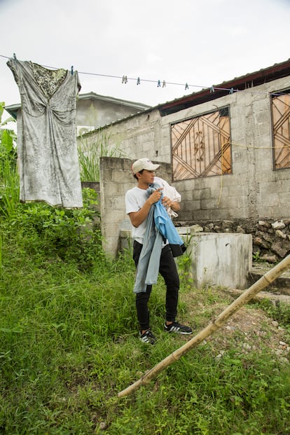 El joven asume que cuando falte su abuela, tendrá que volver a buscarse la vida. Aquí, recoge la ropa mientras empieza a llover.