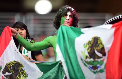 La afición mexicana apoya a su equipo.