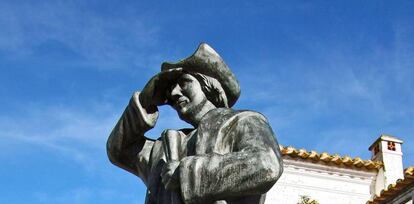 Estatua de Colón en la aldea de Cuba (Portugal).