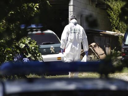 Agente de la Guardia Civil en la vivienda del suceso. 