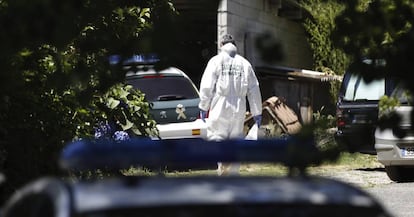 Agente de la Guardia Civil en la vivienda del suceso. 