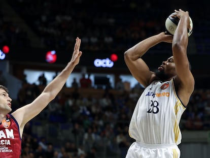 Yabusele lanza ante Sleva durante el duelo de cuartos entre el Murcia y el Madrid.