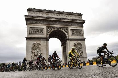 Chris Froome porta el maillot amarillo en el Tour de Francia 2015