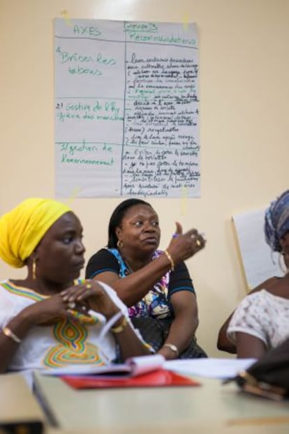 Mujeres en un taller sobre higiene menstrual en Louga, Senegal.