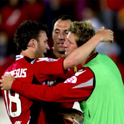 Víctor, Ramis y Rubén se abrazan tras mantener el Mallorca la categoría.