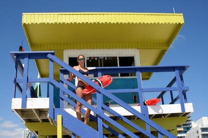 Una de las 13 mujeres que forman parte del equipo de 127 salvavidas que trabajan en las torres de vigilancia en la playa de Miami Beach.