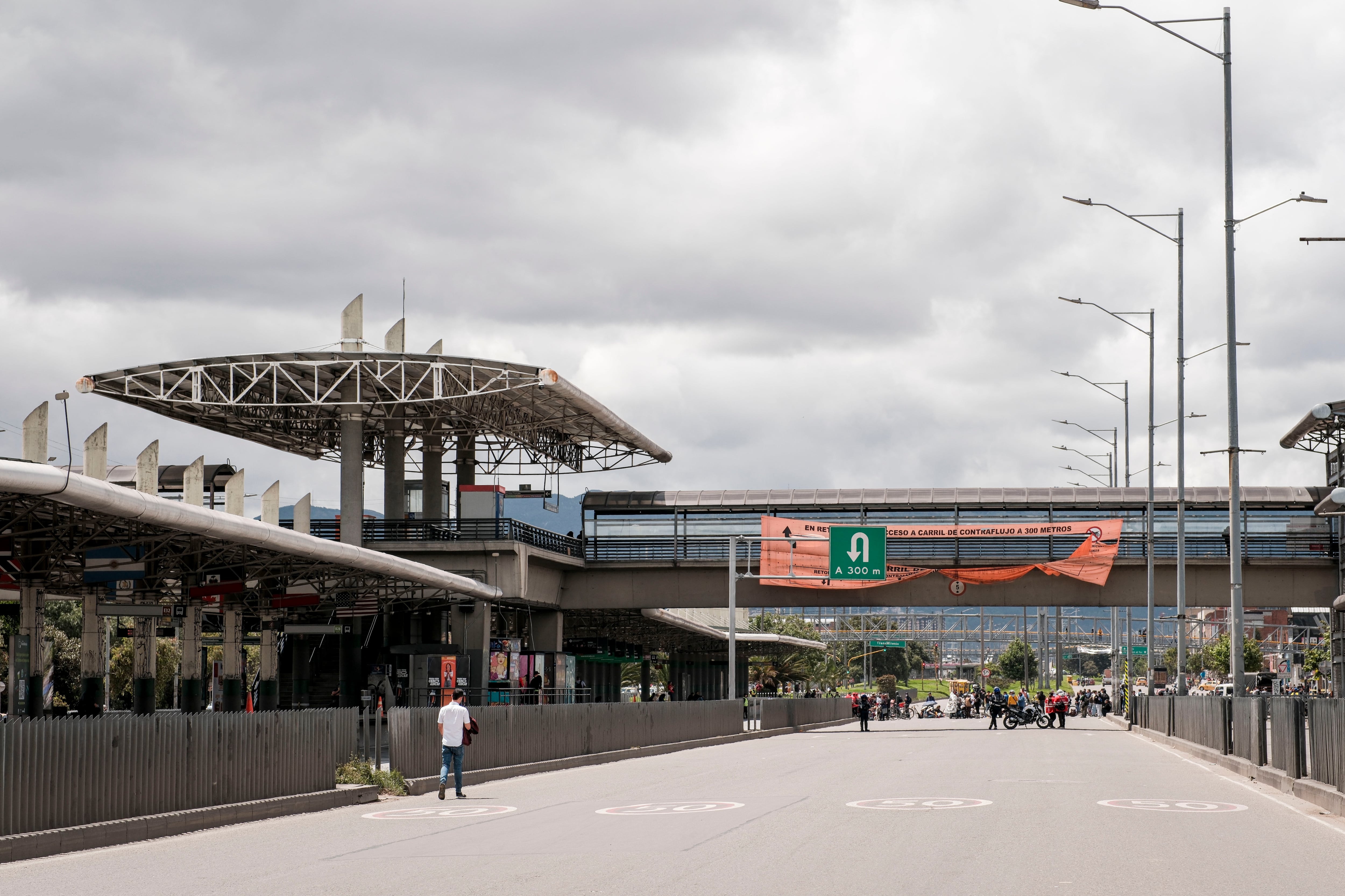 Bloqueos en la estación Banderas de Transmilenio, en Bogotá, el 28 de mayo de 2025.