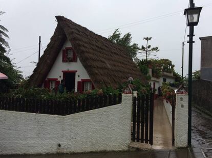 Casa tradicional de Madeira en la localidad de Santana, con el típico tejado de paja.