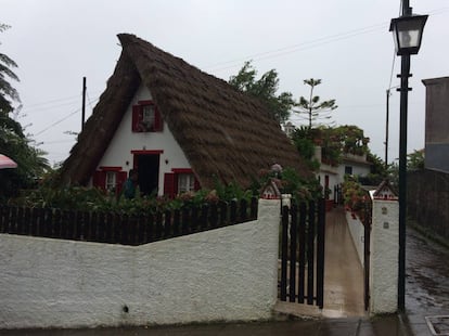 Casa tradicional de Madeira en la localidad de Santana, con el típico tejado de paja.