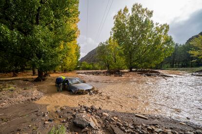 El desbordamiento del río Martín a su paso por la localidad de Montalbán, en Teruel, este miércoles.