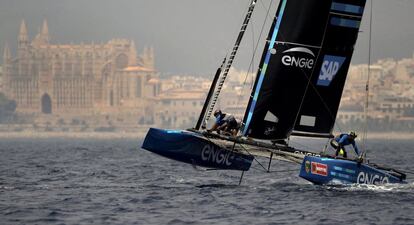 Uno de los participantes en la clase de Catamaranes Voladores G-32, en la segunda jornada de la 36 edición de la Copa del Rey Mapfre de vela que se disputa en Palma.