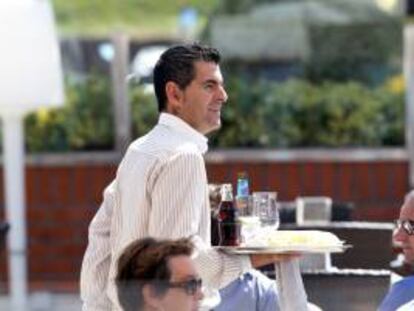 Un camarero trabaja en una terraza. EFE/Archivo
