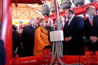 La ministra de Agricultura, Elena Espinosa, ayer, en la planta de filtrado que inauguró en Crevillent.