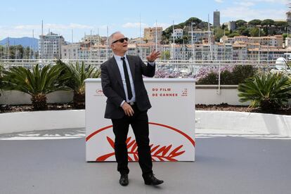 Thierry Fremaux, delegado general del Festival de Cine de Cannes, hace un gesto ante un photocall.