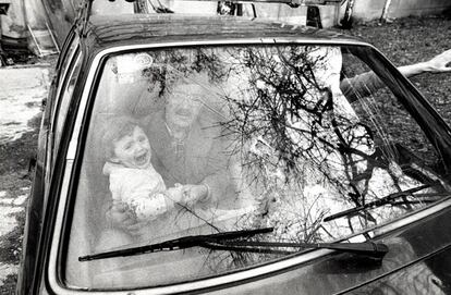 Un niño llora en el interior de un vehículo en una fotografía tomada en Sarajevo durante la guerra de los Balcanes.