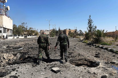 El general Samir Suleimán, portavoz del Ejército sirio valora los destrozos en la ciudad nueva de Palmira tras la detonación por parte de zapadores rusos de numerosas minas plantadas por yihadistas de ISIS.