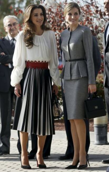 La reina Letizia y la reina Rania a su llegada al Centro de Biología Molecular 'Severo Ochoa', en Cantoblanco.