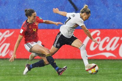 La defensa española, Irene Paredes, realiza una entrada sobre la centrocampista de la selección alemana, Svenja Huth, en un momento del partido.