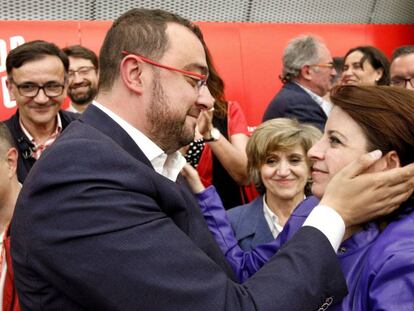 El candidato del PSOE a la presidencia de Asturias, Adrián Barbón, con la vicesecretaria general del PSOE, Adriana Lastra.