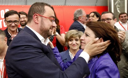 El candidato del PSOE a la presidencia de Asturias, Adrián Barbón, con la vicesecretaria general del PSOE, Adriana Lastra.