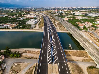 La Autovía del Reguerón, obra de COMSA, supone una mejora de accesibilidad para los 50.000 habitantes de los núcleos de población que se ubican junto a la Costera Sur de Murcia, como Algezares, Los Garres, Beniaján, Torreagüera, Los Ramos, Alquerías y Zeneta, que ahorran más de 15 minutos en sus desplazamientos al núcleo urbano de Murcia.