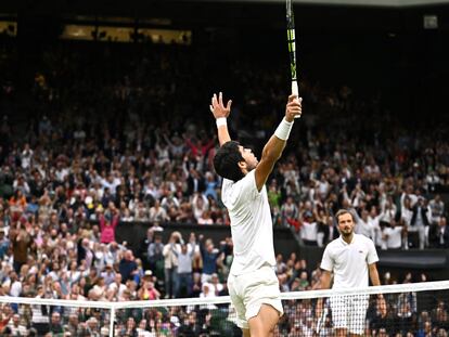 Alcaraz celebrates his win against Medvedev on center court in London.