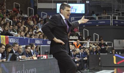 El entrenador del Laboral Kutxa, el croata Velimir Perasovic, da instrucciones a sus jugadores en su partido ante el Morabanc Andorra.