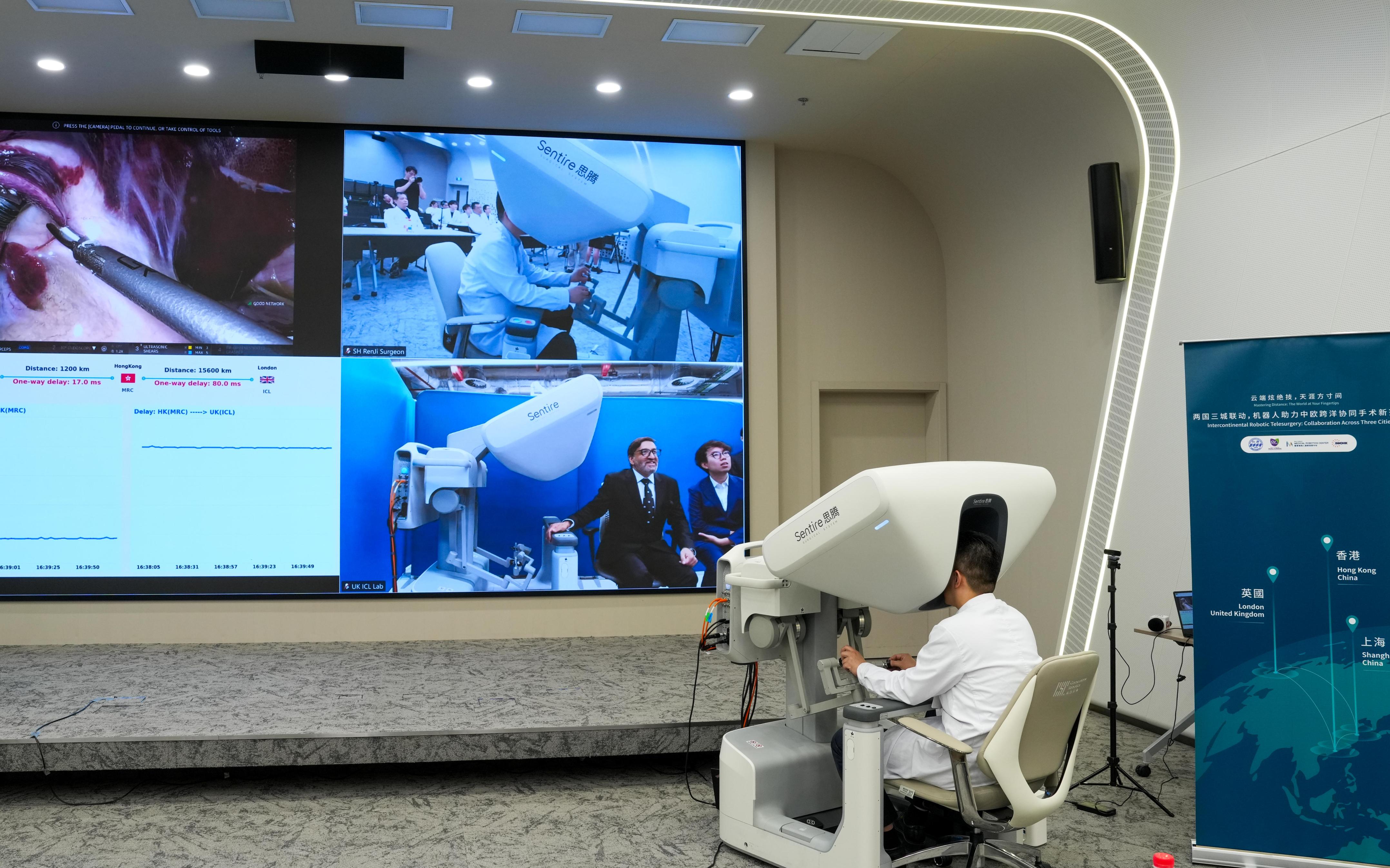 Un médico opera un robot quirúrgico en el Centro de Robótica Médica de Hong Kong.