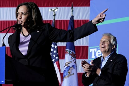 La vicepresidenta Kamala Harris participa en un mitin en 2021 en Virginia.