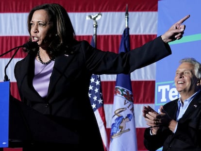La vicepresidenta Kamala Harris participa en un mitin en 2021 en Virginia.