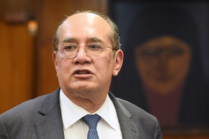 O ministro do STF, Gilmar Mendes, em seu gabinete em Brasília.