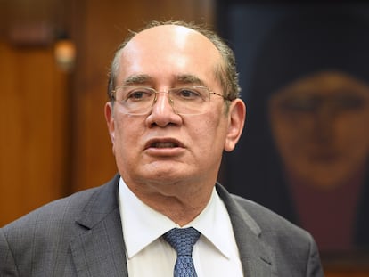 O ministro do STF, Gilmar Mendes, em seu gabinete em Brasília.