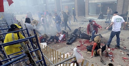 Varias personas heridas justo después de una de las explosiones.