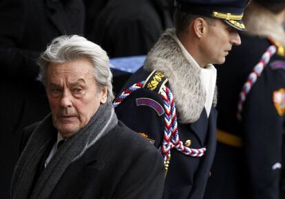 El actor francés Alain Delon llega a la catedral de Praga para asistir al funeral del expresidente checo Vaclav Havel.