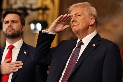 Donald Trump junto a J.D. Vance escuchan el himno de Estados Unidos en el Capitolio, este lunes. 