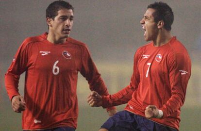 Alexis Sanchez celebra uno de los goles ante Israel junto a su compañero Carlos Carmona.