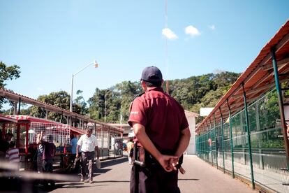 La frontera oficial. Tecún Umán es uno de los puntos fronterizos más transitados entre Guatemala y México. Viajeros, mercancías y transporte cruzan el límite entre ambos países.