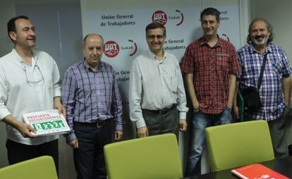 Casado (en el centro), entre Oskar Matute, de Alternatiba (a su izquierda), y Arza, en la reunión.