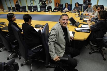Arnaldo Otegi y representantes de EH Bildu, en la reunión con Elkarrekin Podemos en el Parlamento.