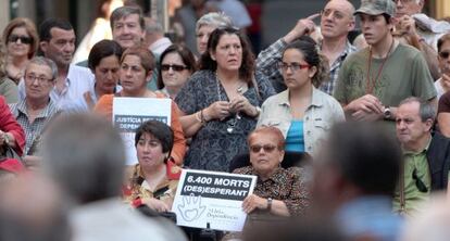 Afectados por la Ley de la Dependencia, en una protesta ante la consejería, en una imagen de archivo.