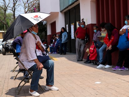 Fila en la alcaldía de Xochimilco para realizar el cobro de pensiones adelantas.