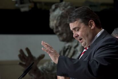 El líder del SPD, Sigmar Gabriel, anuncia los ministerios que ocuparán miembros de su formación hoy en Berlín.