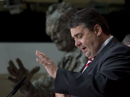 El l&iacute;der del SPD, Sigmar Gabriel, anuncia los ministerios que ocupar&aacute;n miembros de su formaci&oacute;n hoy en Berl&iacute;n.