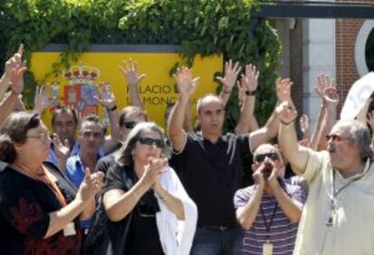 Funcionarios del Palacio de La Moncloa se manifiestan en protesta por los nuevos recortes anunciados por el Ejecutivo de Mariano Rajoy.