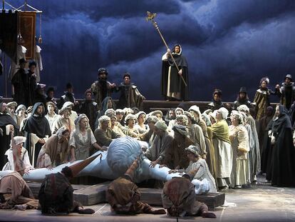 Un momento del ensayo general de <i>Don Carlo</i>, ayer, en el Teatro de la Maestranza.